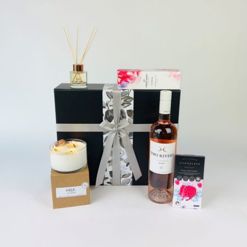 The Simple Scents Gift Box is the perfect gift for her. With a beautiful bottle of Two Rivers Rose, a Linden Leaves room diffuser, a bar of Wellington Chocolate Factory chocolate and a stunning three wick candle with dried flowers. Gifts for You & Me. Gift Boxes NZ