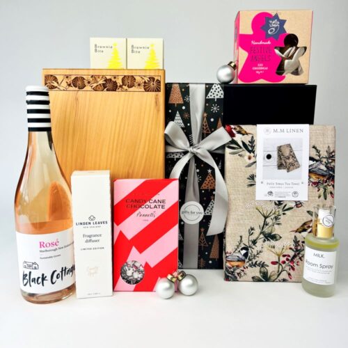 Christmas gift basket. A gift hamper full of Christmas homewares and wines and treats. Christmas gift boxes new zealand. Christmas gift boxes nz.