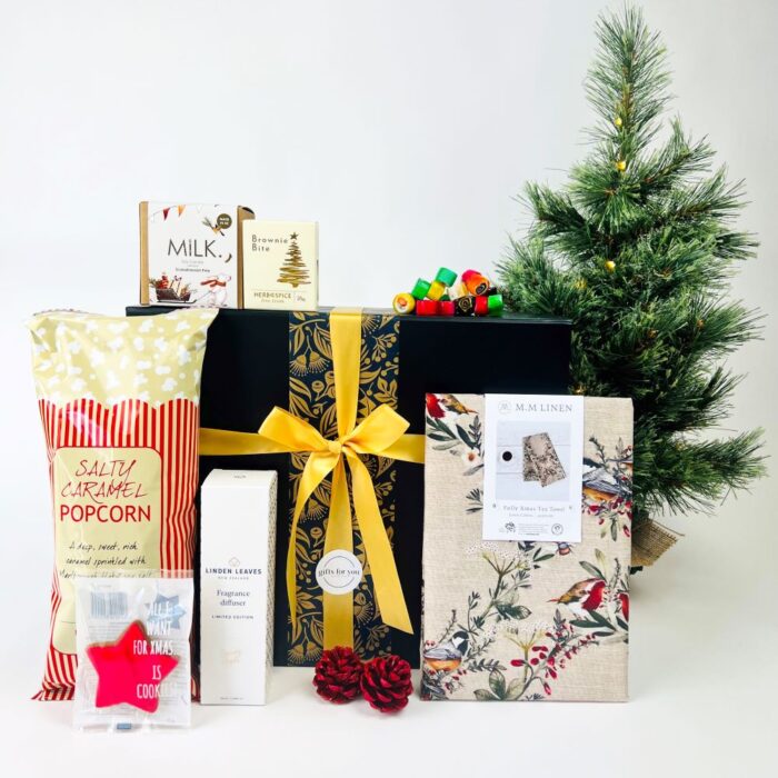 Christmas gift basket. A gift hamper full of Christmas homewares and treats. Christmas gift boxes new zealand.